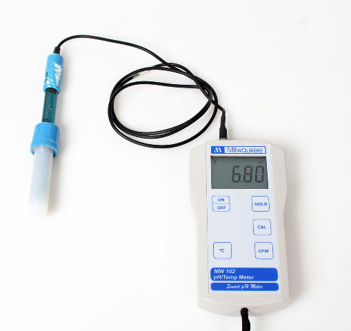 Milwaukee MW-102 Portable pH & Temperature Meter w/ SE-220 Probe + Warranty