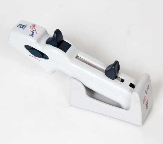 BrandTech HandyStep Repeating Pipette Manual Repeater, 2 &micro;L - 5 mL w/ Stand
