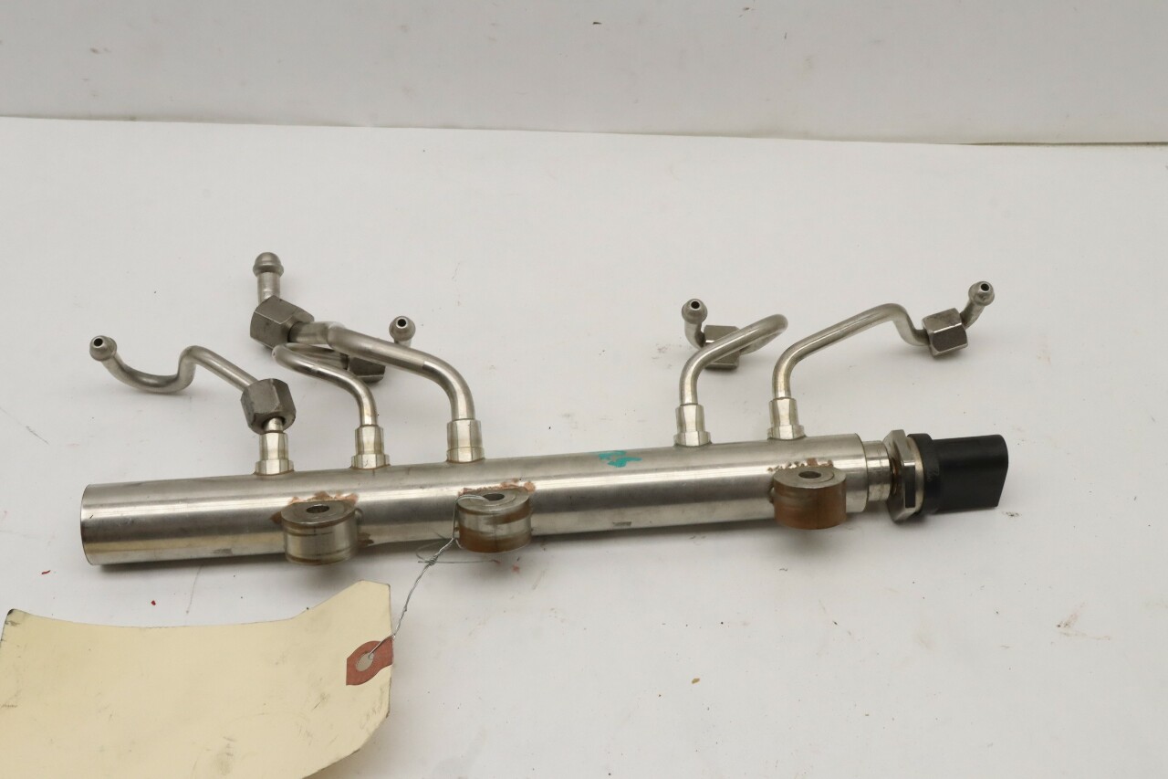 2013-2018 BMW 550i 650i 750i X5 Fuel Injection Rail 13537642155 OEM