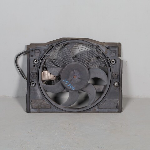 2001-2005 BMW 330xi Radiator Cooling Fan With Shroud Puller OEM Used