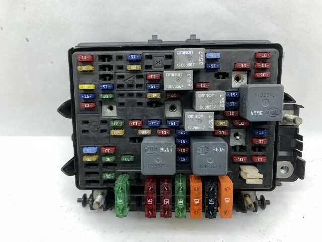 2000-2002 Chevrolet Silverado Engine Wiring Relay Fuse Block OEM