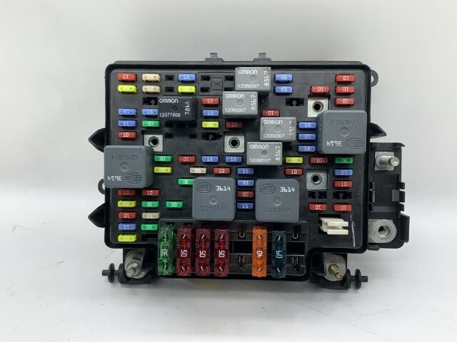 2001-2002 Chevrolet Tahoe Engine Wiring Harness Fuse Relay Box OEM