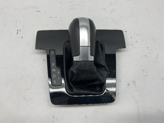 2013 Volkswagen Passat Automatic Shift Knob with Boot and Bezel Plate 561713203 s OEM
