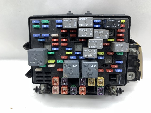 2003-2006 Cadillac Escalade Engine Wiring Harness Fuse Relay Box OEM