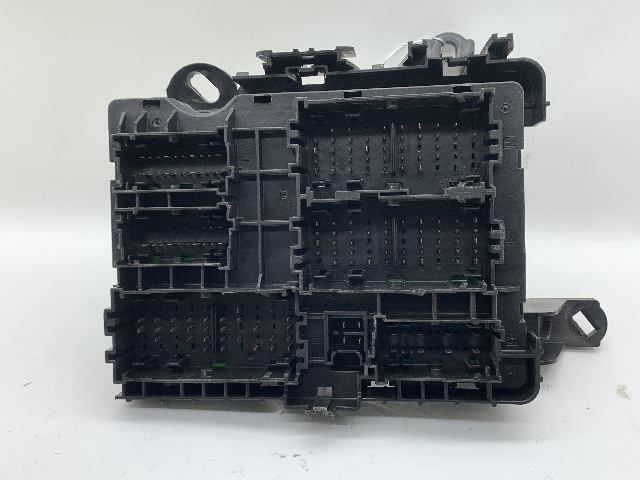 2018 Cadillac Escalade Fuse Box Relay Block 84114438 OEM Used