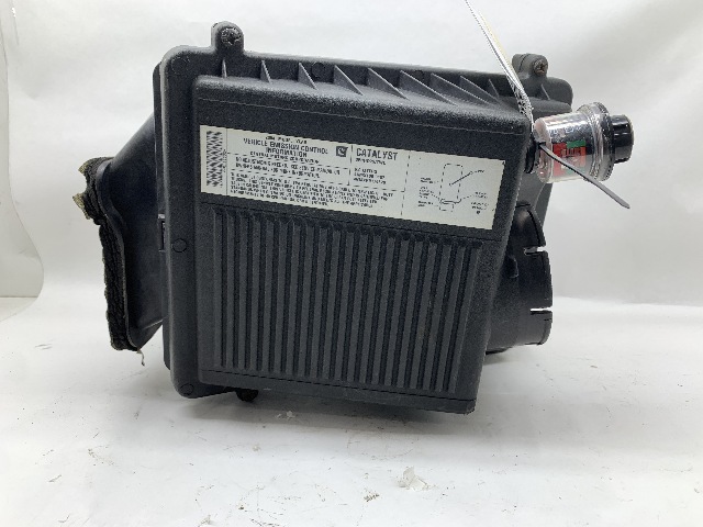 2004 Cadillac Escalade 6.0 Air Cleaner Filter Housing 15166883 OEM Used
