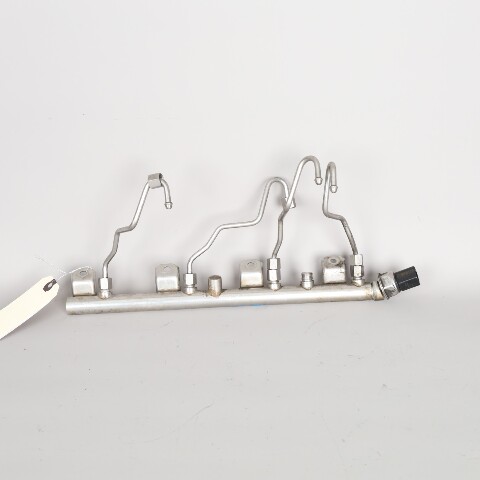 2009-2012 BMW 550 750 X5M N63 4.4 Right Fuel Injector Rail 13537547599 OEM