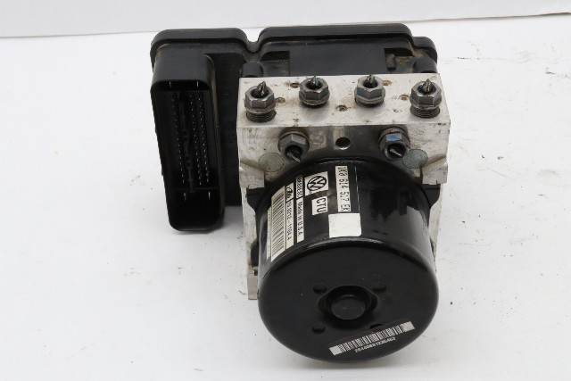 2017 Volkswagen Jetta ABS Anti Lock Brake Pump Small Chip in Plug OEM