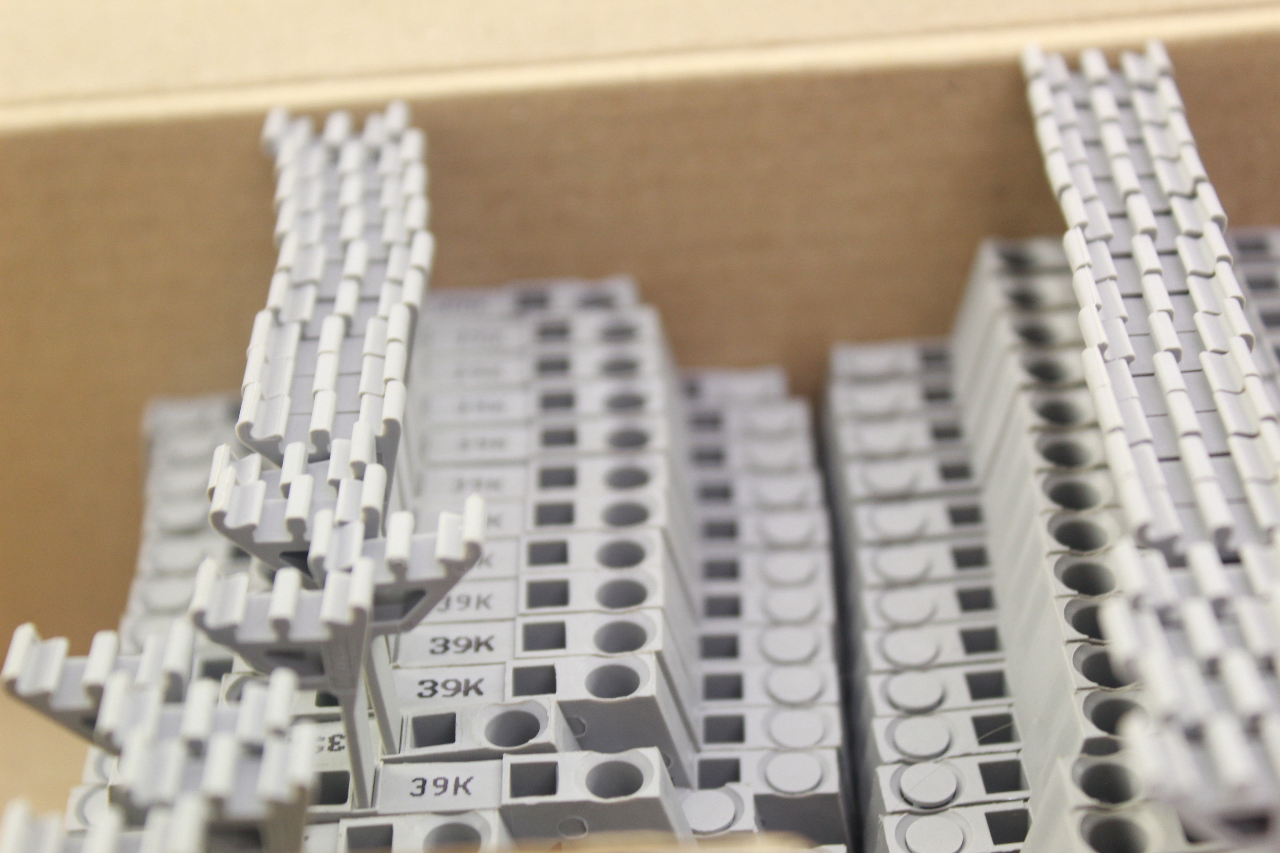 Wago 280 Terminal Block w/ 39k Resistor To Ground 2.5mm 241326481 (lot