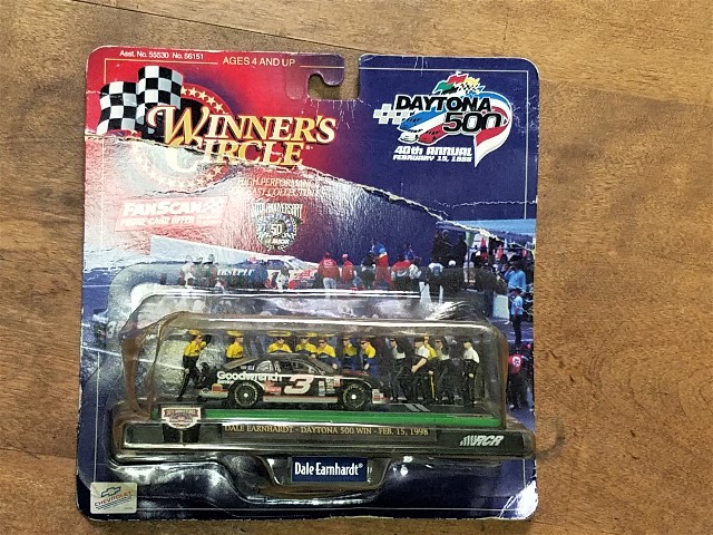 1998 Winner's Circle Pit Row 1:64 #3 Dale Earnhardt/Daytona/Pit Road Celebration