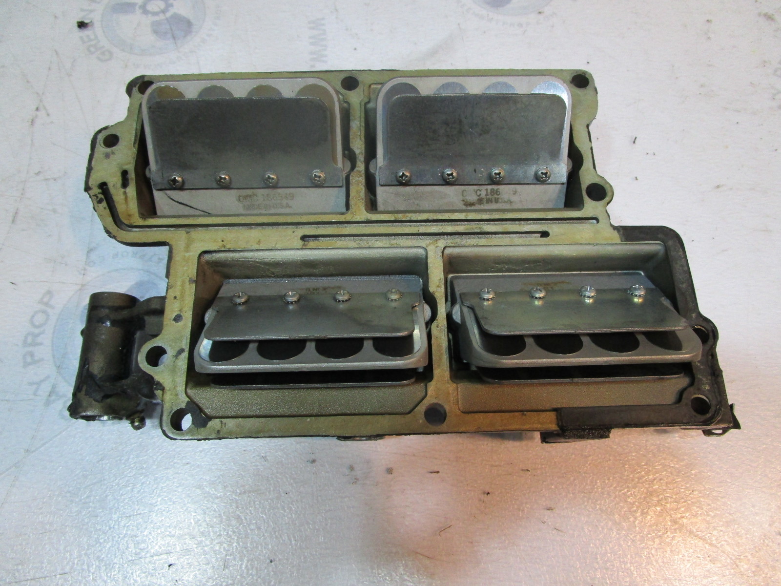 397075 389823 Evinrude Johnson 115 Hp Outboard Intake Manifold & Reeds