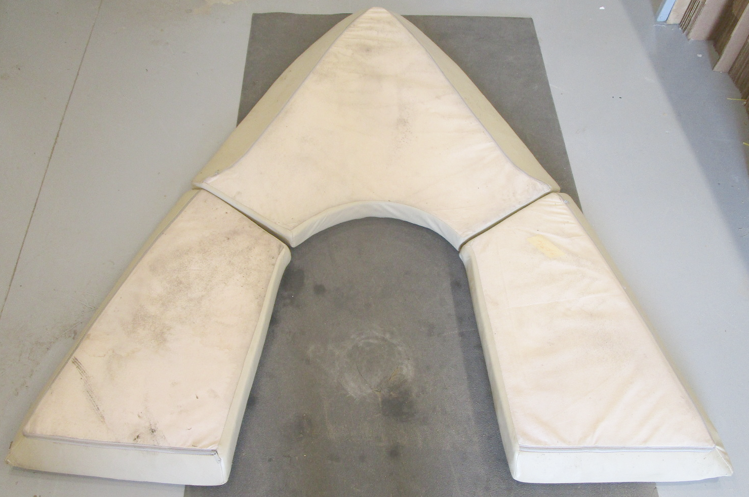 2001 Four Winns Sundowner 235 Marine Boat Tan Cuddy Cabin Bow Seat