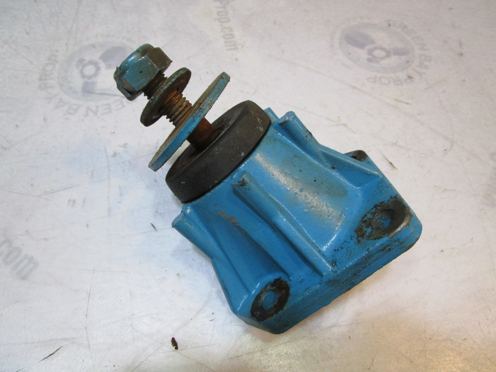 0908725 OMC Stringer Ford V8 302 351 Stern Drive Engine Mount Bracket