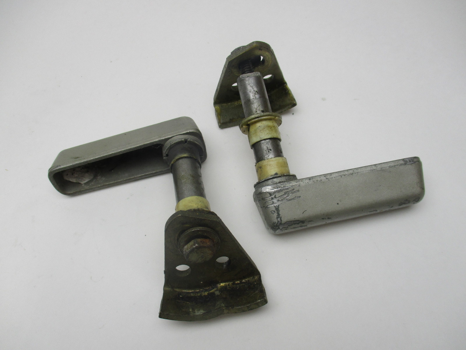 383685 OMC Evinrude Johnson Outboard Set of 2 Rear Latches 383685