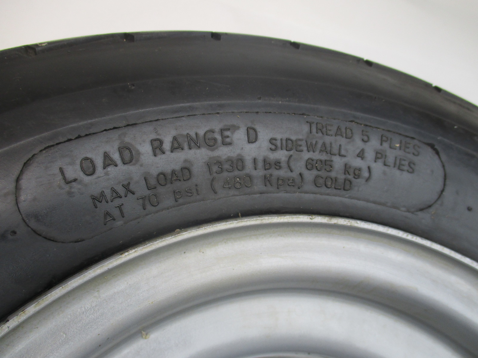 BOAT TRAILER TIRE 20.5 x 8.010; Load Range D 1330 70PSI with Silver