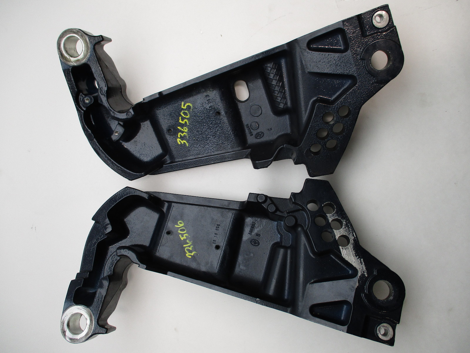 336506 351922 Evinrude V6 150-250 Outboard  Port & STBD Transom Bracket PERFECT