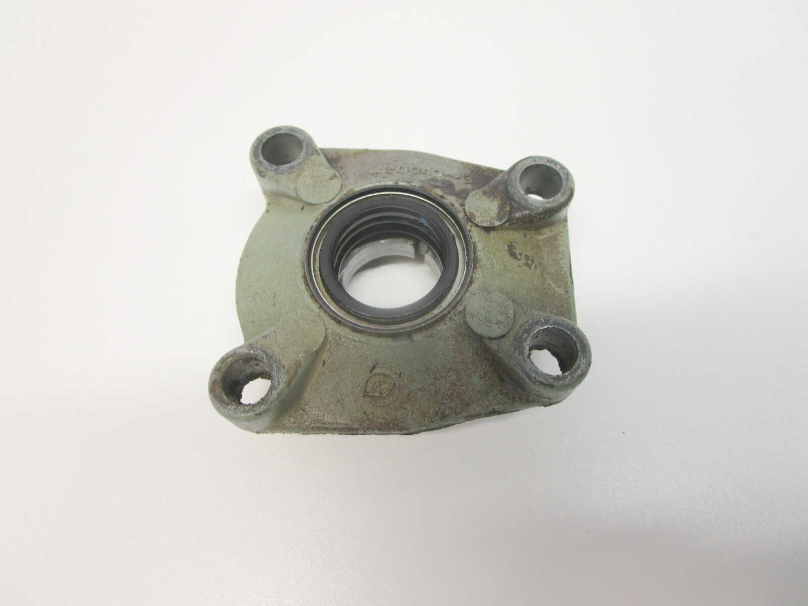 387067 OMC Evinrude Johnson Outboard Drive Shaft Bearing Housing & Seal