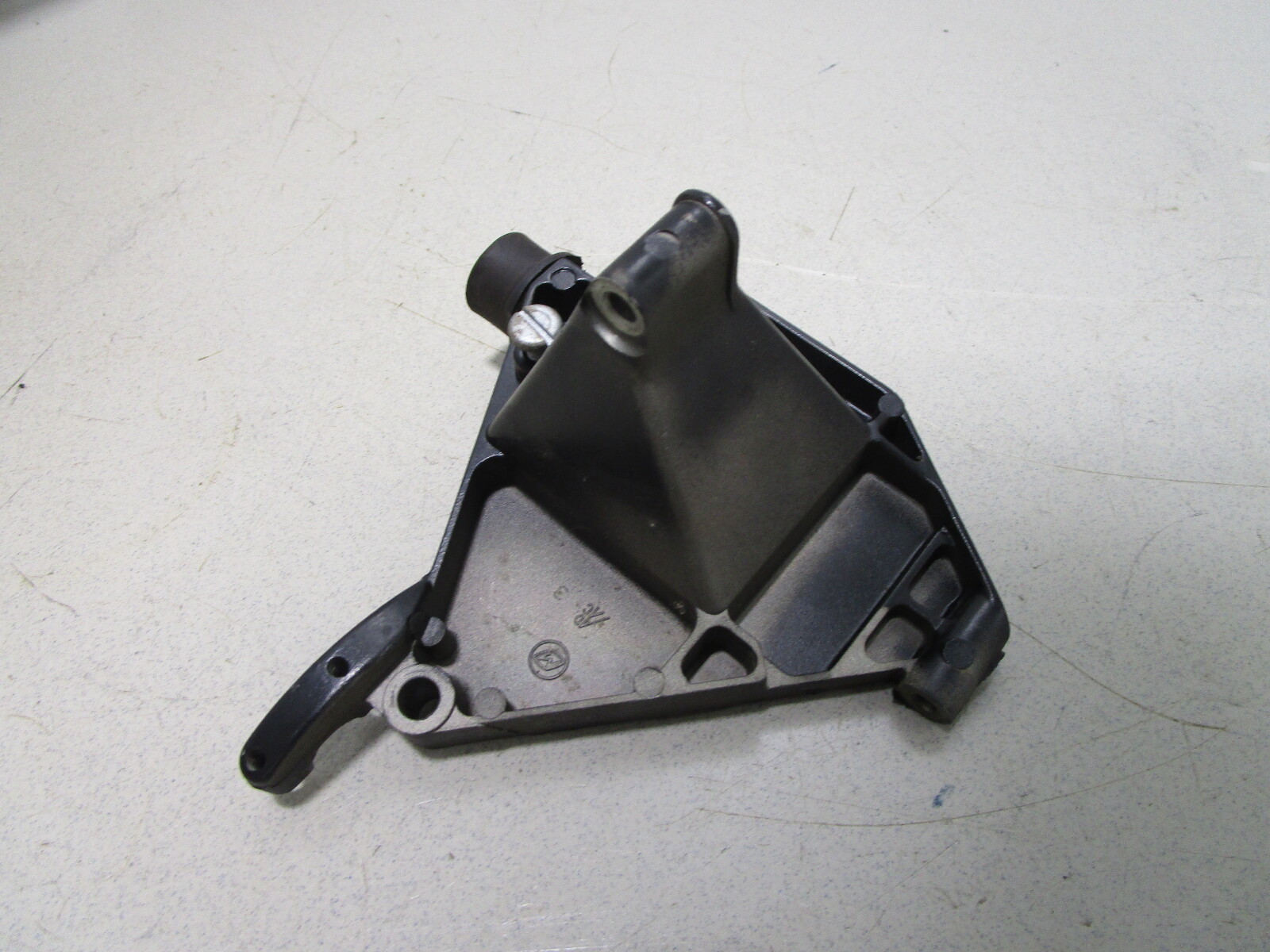 320374  Port Bracket Evinrude Johnson OMC 1976-2005 25-35 HP