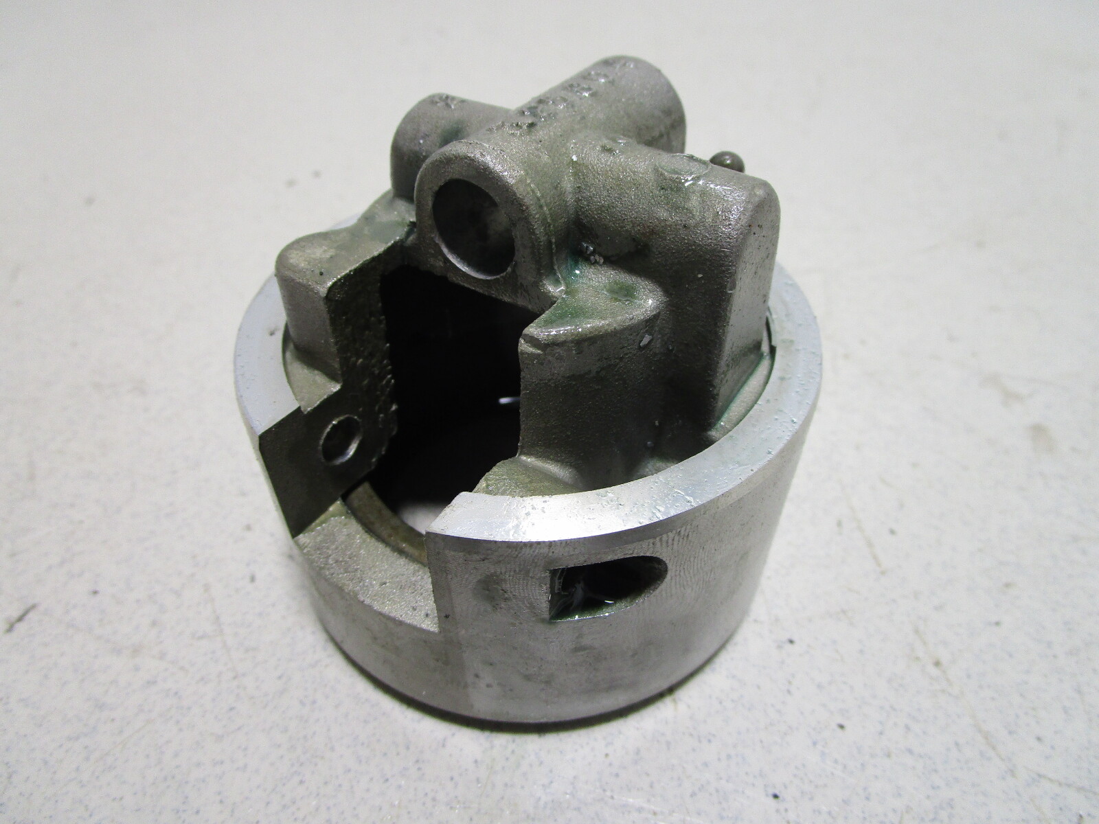 0389455 Evinrude Johnson OMC Outboard Bearing Housing Assembly