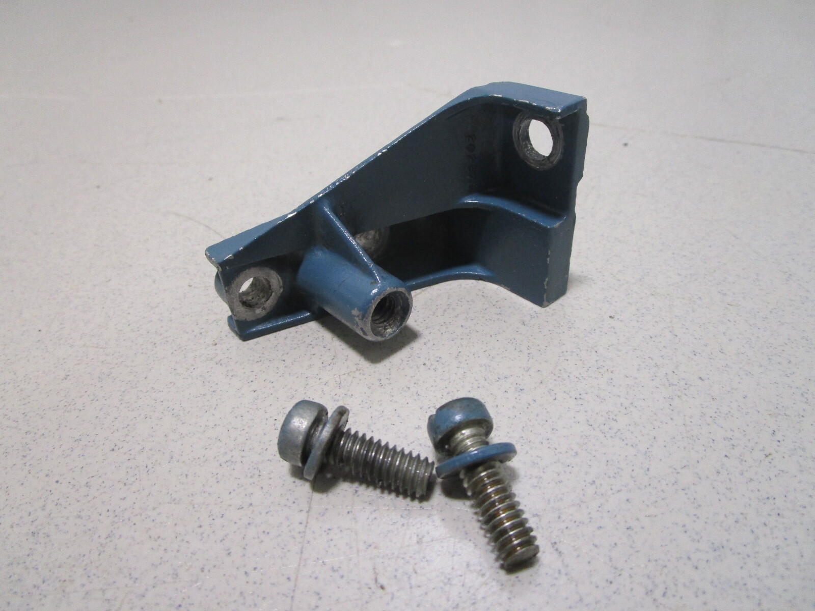 202576 Evinrude 7.5 hp Fleetwin Port Mounting Bracket