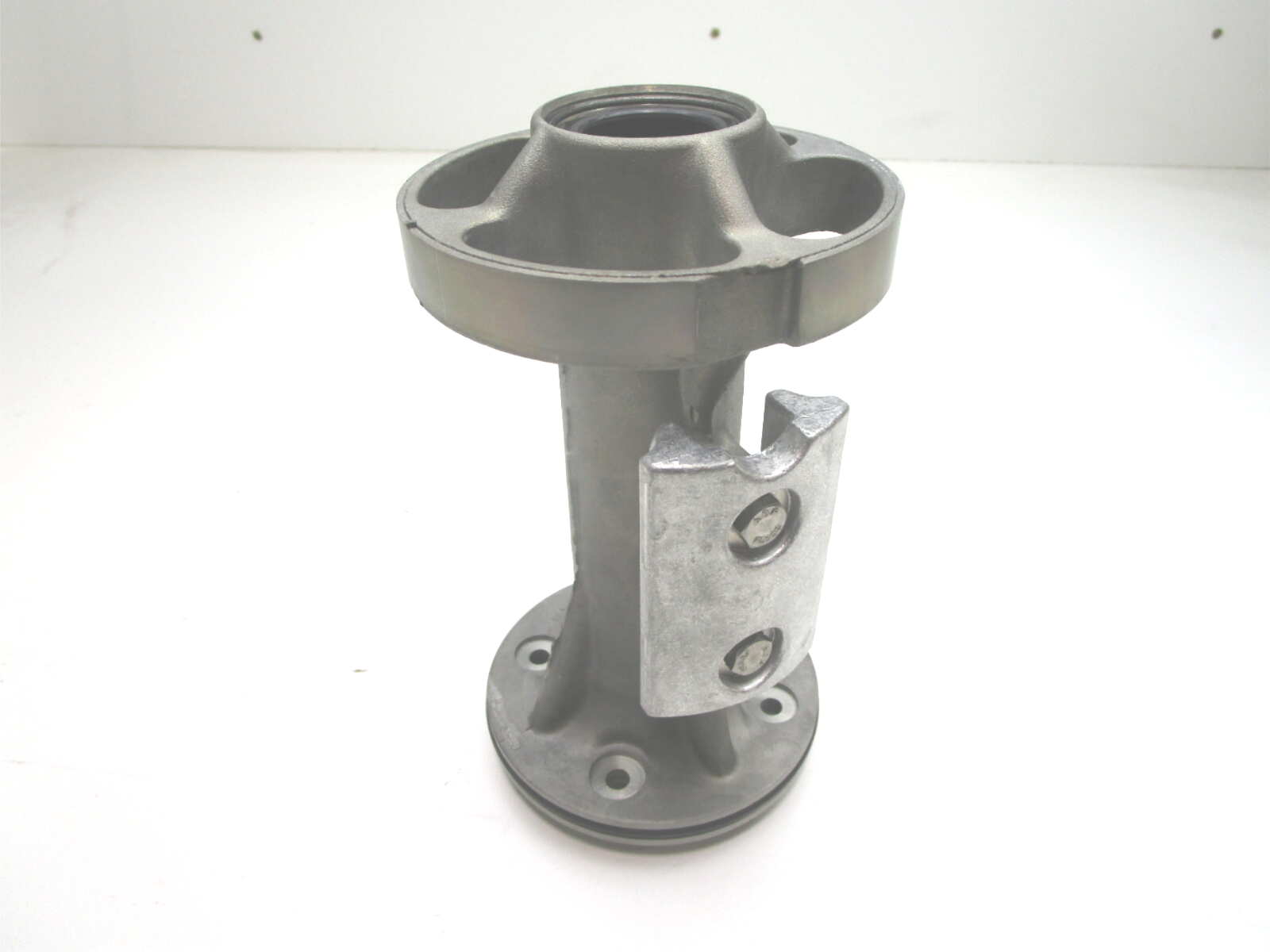 332139 0332139 Evinrude Johnson Outboard Lower Unit Bearing Carrier 0328322 NLA GBP004695