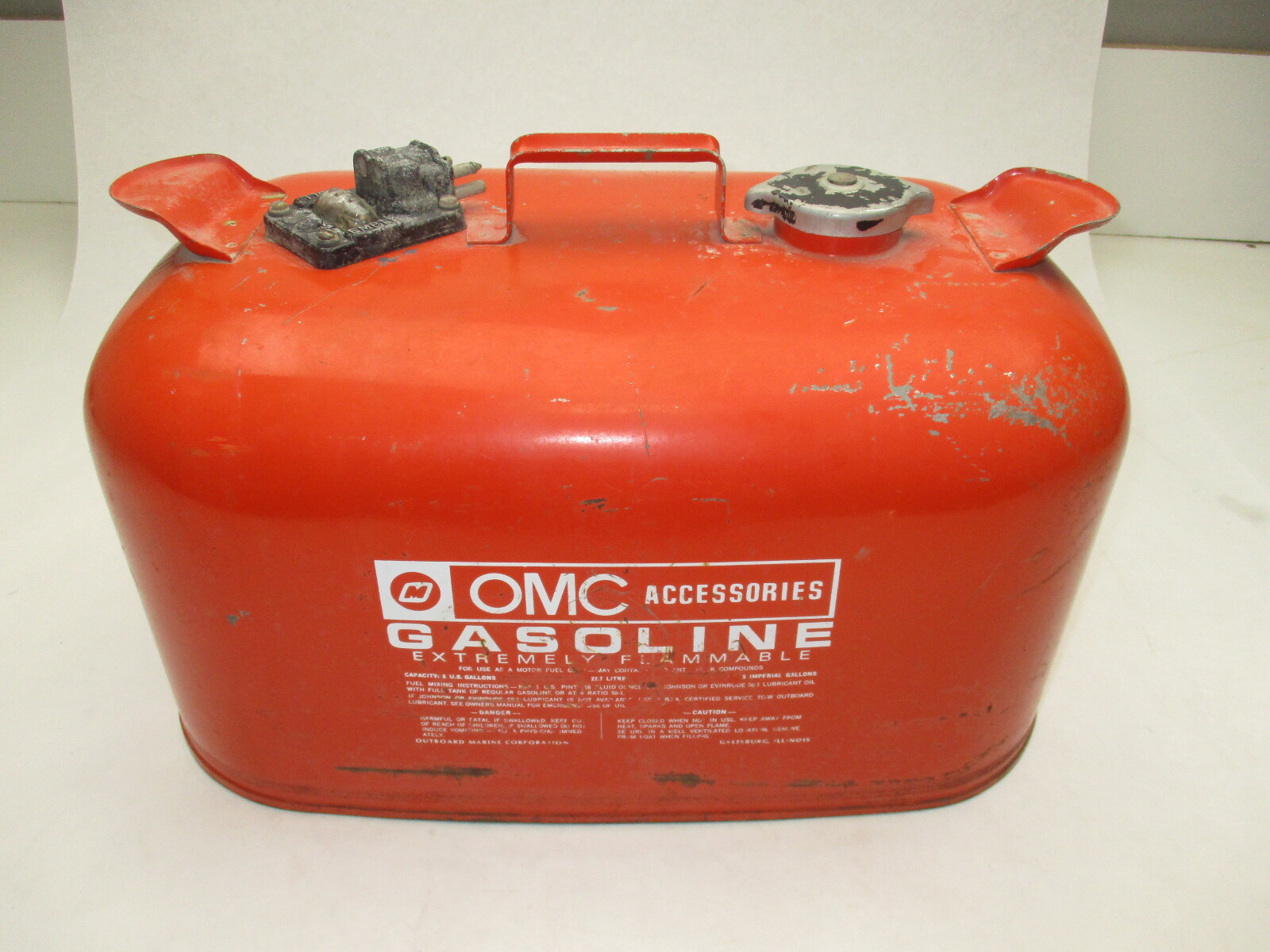 OMC Evinrude Johnson Outboard 6 Gallon Remote Red Metal Gas Tank Fuel Can