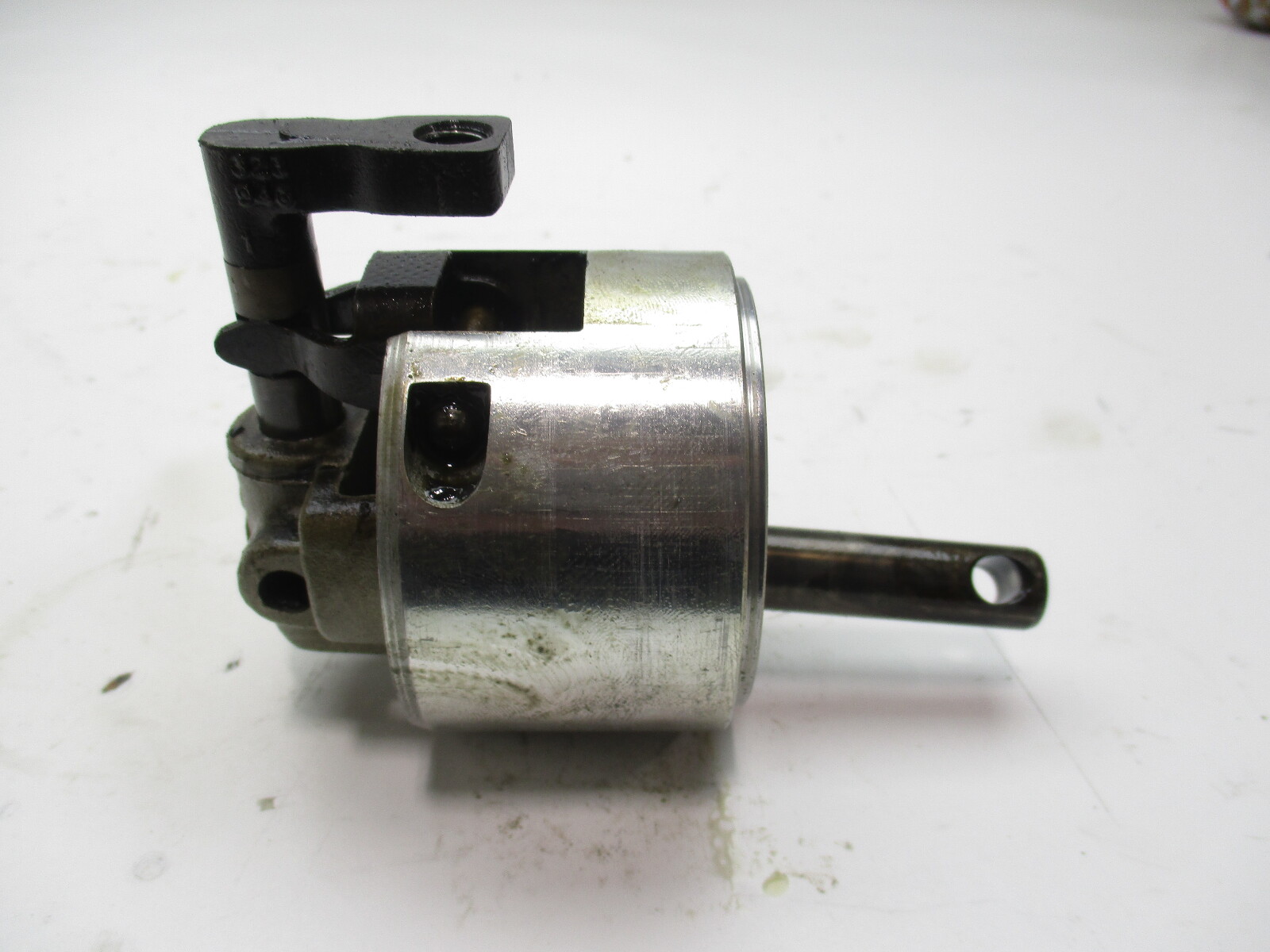0391365 0323946 OMC Evinrude Johnson Outboard Gearcase Bearing Housing & Detent
