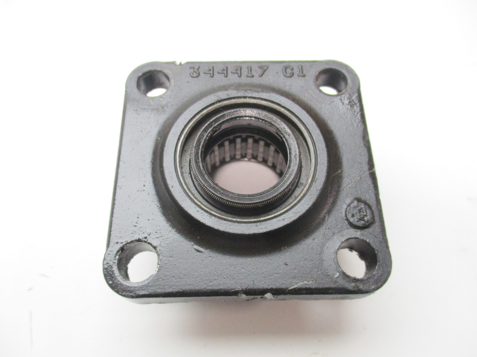 0439476 Evinrude Johnson 75-300 Hp Outboard Driveshaft Bearing Housing 439476 GBP007194