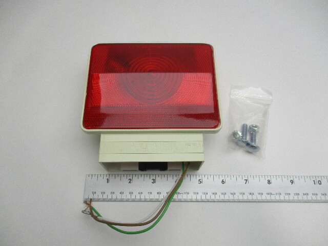 DRY LAUNCH SUBMERSIBLE TAIL LIGHT AND WIRING KIT Curbside Right W/ WHITE BORDER