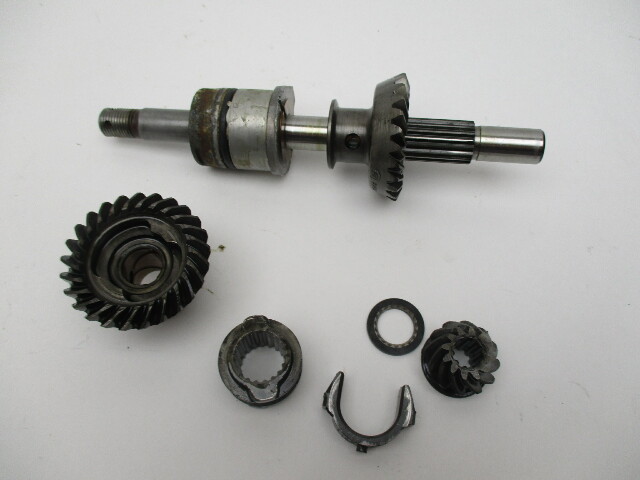 0305261 0320800  Evinrude Johnson Outboard Propeller Shaft & Gears 377458 303381