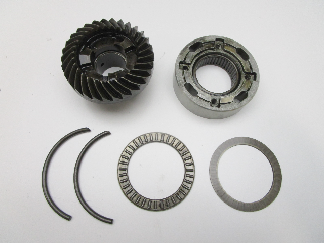F2A498662 Force Chrysler Outboard 75 85 100 HP Rear Bevel Gear & Bearing Cage