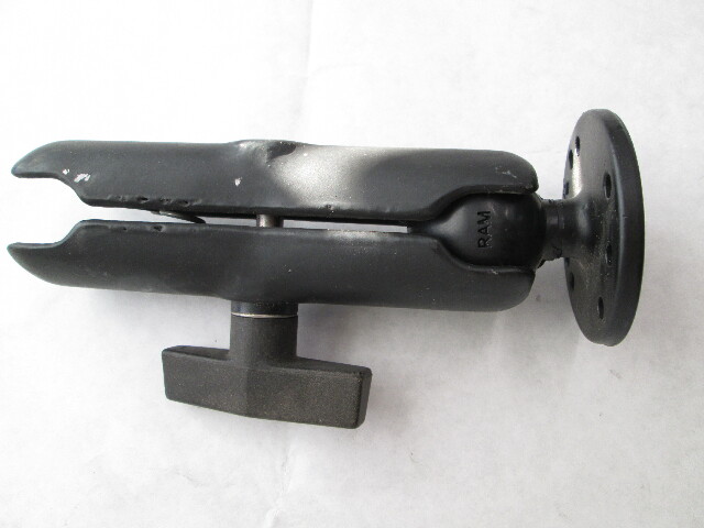 Ram Mount 2.5" Round Base with AMPS Hole Pattern - Size B with CLAMP