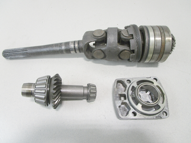 814819A2 55778A3 Mercruiser Alpha Upper Drive Shaft U-Joint & Gears 1.98 20/24