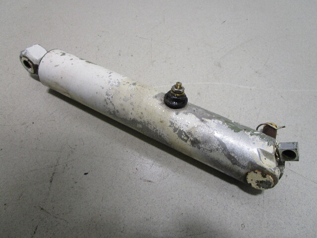 0172667 OMC Evinrude Johnson Outboard Port Trim Cylinder