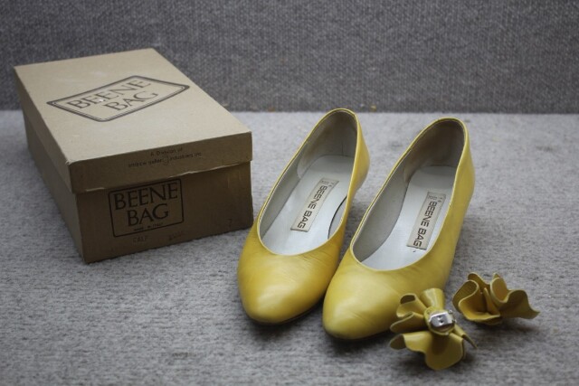 Beene Bag Italian Vinyl Pump with Detachable Floral decorations