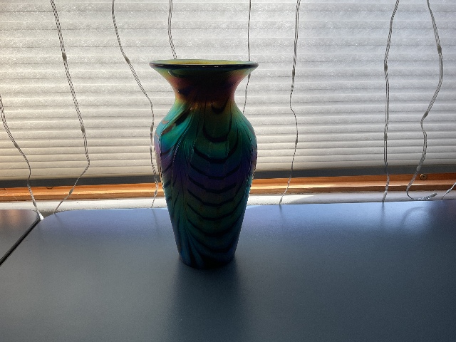 BEAUTIFUL Iridescent Pulled Feather Design Art Glass Vase