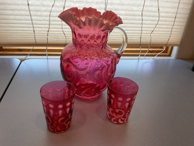 BEAUTIFUL Button and Braids Art Glass Pitcher with 2 Glasses Set