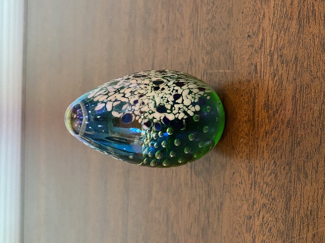 STUNNING Glass Eye Studio Green Iridescent Egg Shaped Paperweight W/Bubbles 3.5"