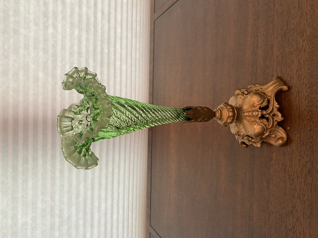 STUNNING VTG Green Opalescent Trumpet Swirl Single Horn Glass Epergne 11.5"H