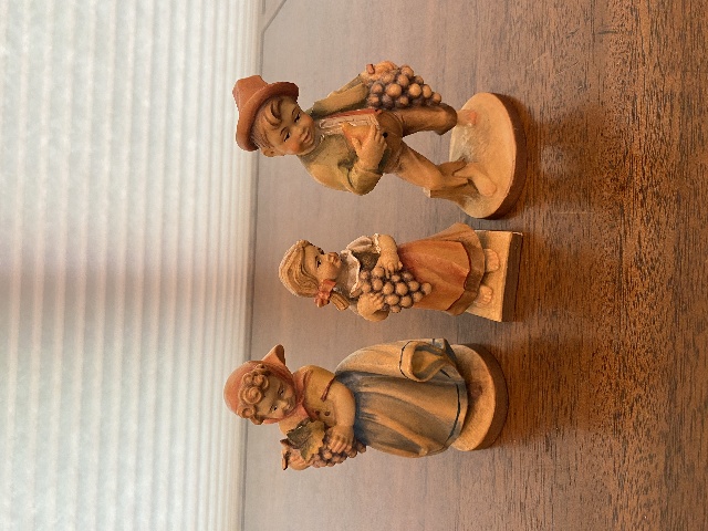 BEAUTIFUL VTG OTCO Wood Carved Children With Grapes Figurines MADE IN ITALY