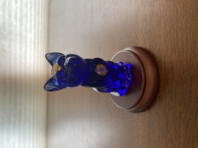 ADORABLE VTG FENTON Cobalt Blue Glass Sitting Cat Figurine W/Gold Leaves 3.75"H