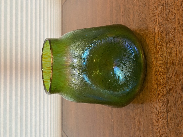 STUNNING VTG LOETZ Green Iridescent CRETA PAPILLION Oil Spot Art Glass Vase 7"H
