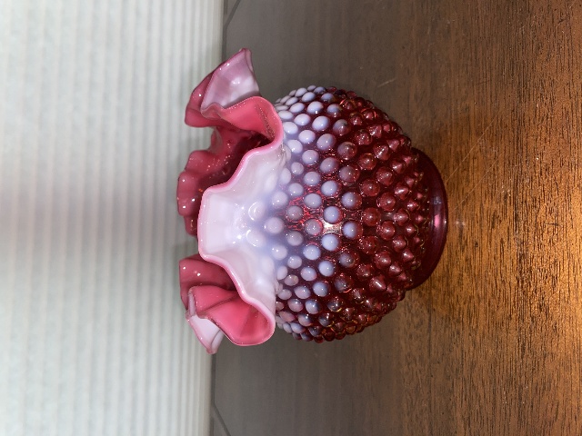 BEAUTIFUL VTG FENTON Cranberry Opalescent Hobnail Ruffled Art Glass Vase 5"H