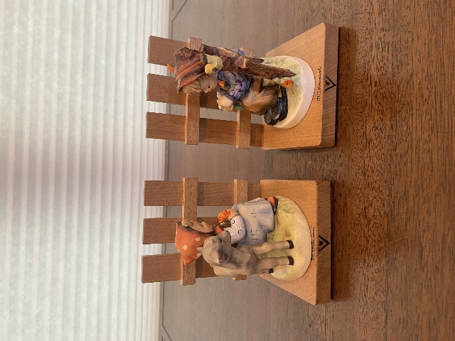2 VTG Hummel Good Friends #251A, She Loves Me Not #251B FULL BEE Bookends RARE