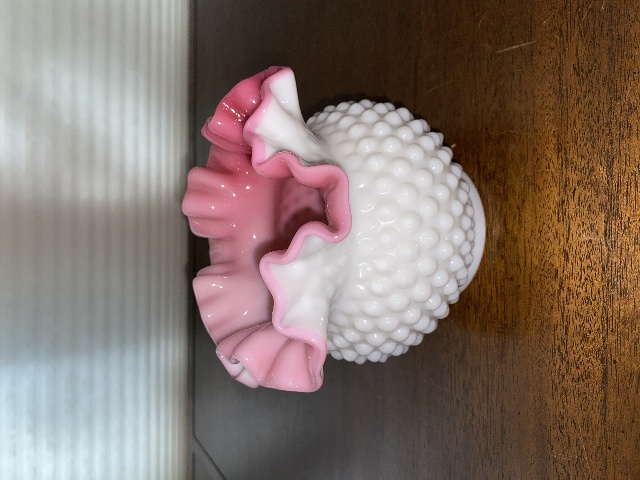 BEAUTIFUL VTG FENTON White Hobnail PEACH BLOW Ruffled Art Glass Vase 5"H