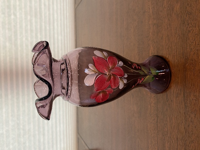BEAUTIFUL VTG FENTON Red/White Lilies On Amethyst Glass Vase 8.5"H SIGNED