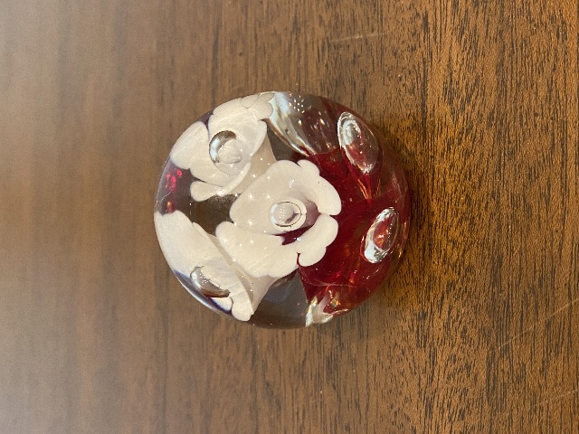 BEAUTIFUL VTG Red & White Floral Glass Paperweight W/Controlled Bubbles 2.25"H