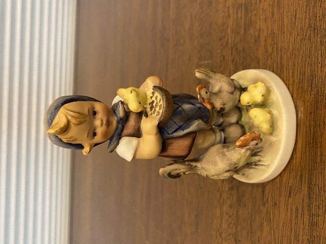 RARE VTG Goebel Hummel FEEDING TIME Figurine #199 5.5"H, TMK2 FULL BEE