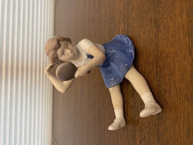 VTG BING & GRONDAHL Girl Combing Porcelain Figurine #2318 5"H DENMARK