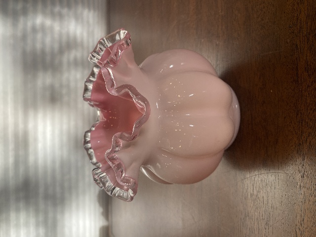 BEAUTIFUL VTG FENTON Pink/White Silver Crest Ruffled Rim Glass Melon Vase 5.5"H